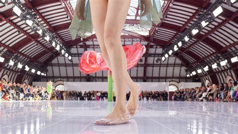 naked shoes|Après la robe nue, les naked shoes sont en passe de conquérir la。